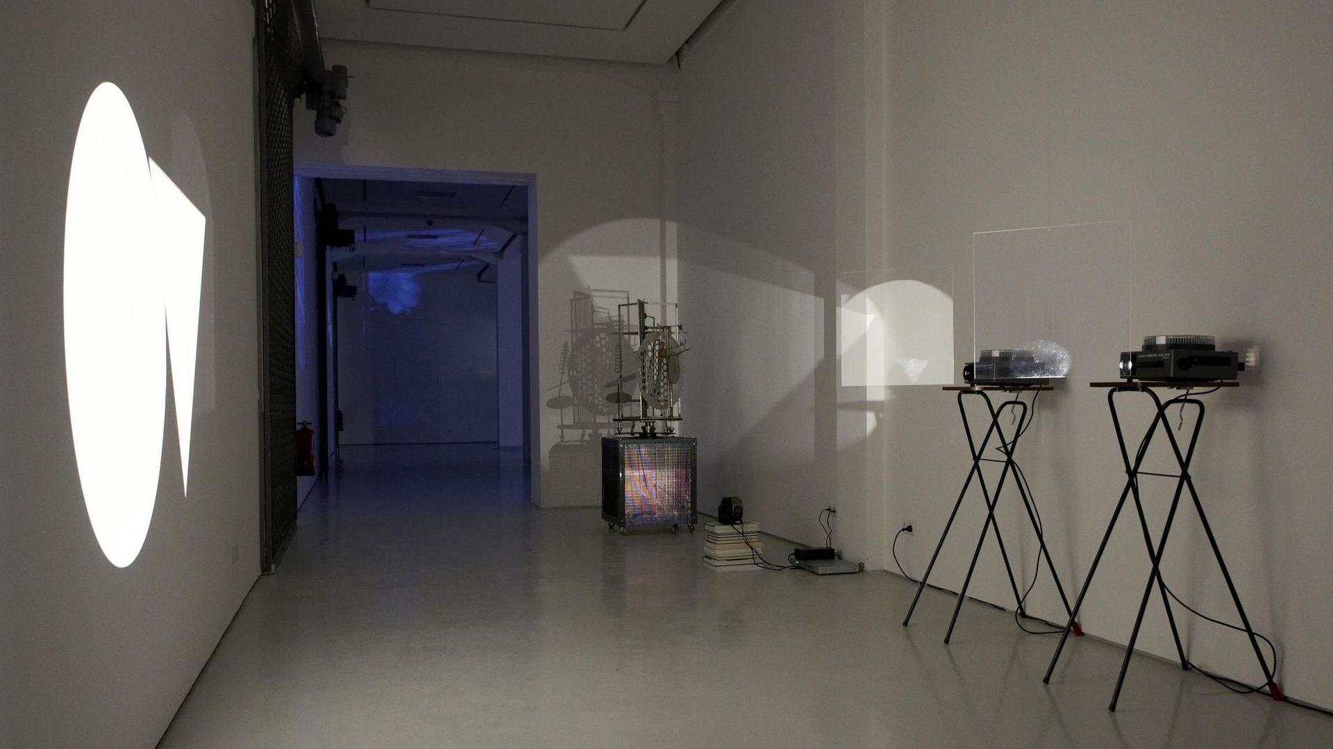 Mischa Kuball, Projektionsraum 1:1:1 spinning version, Installationsansicht KAI 10 | Raum für Kunst, Foto: Claus Langer