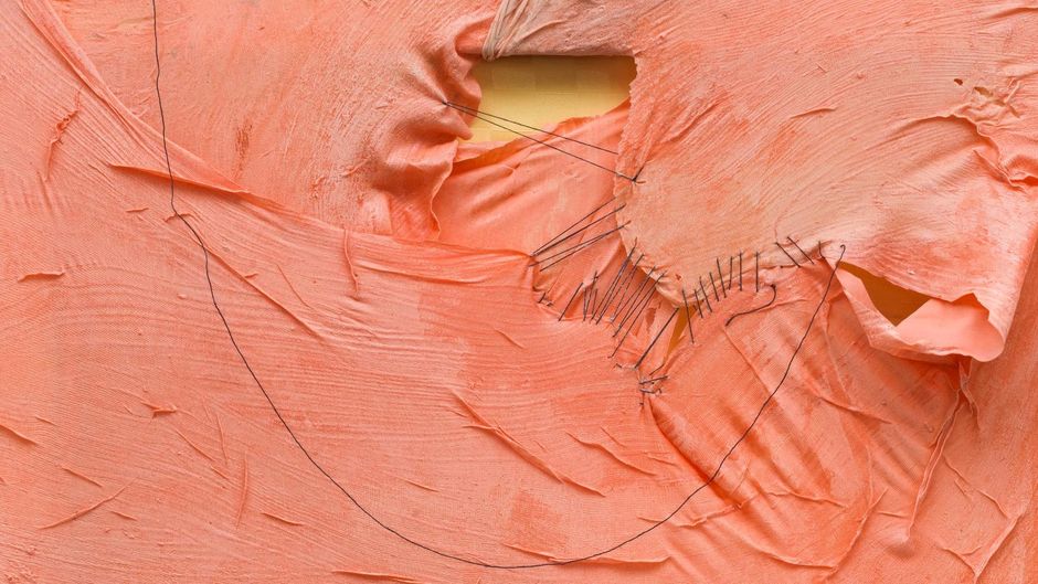 Leda Bourgogne, Bloomer, 2018, Latex auf Nylon, Lack, Tischtuch, Faden, 38 x 50 x 8,5 cm, Courtesy BQ, Berlin, Photo Roman März, Berlin 