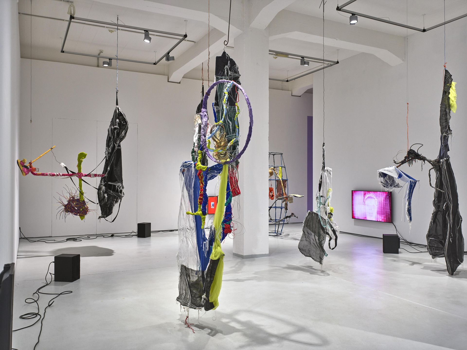 Julien Creuzet, Installationsansicht KAI 10 | ARTHENA FOUNDATION, Courtesy der Künstler und High Art, Paris / Arles, Foto: Achim Kukulies, Düsseldorf