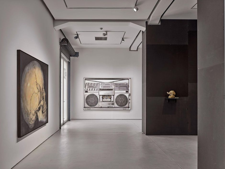 Exhibition view René Wirths left and at the back & Melanie Woste right in KAI 10 | ARTHENA FOUNDATION, Courtesy the artists, Photo: Studio Kukulies