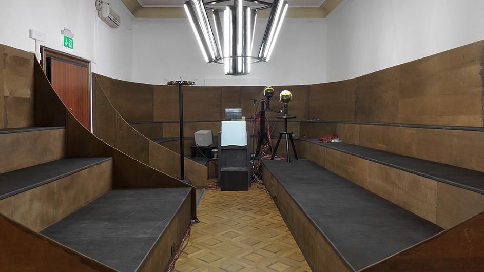 Installationsansicht Thomas Zipp, Comparative Investigation about the Disposition of the Width of a Circle, Palazzo Rossini, La Biennale di Venezia, 2013 / Foto: Roman März / Copyright: KAI 10 | ARTHENA FOUNDATION & Thomas Zipp