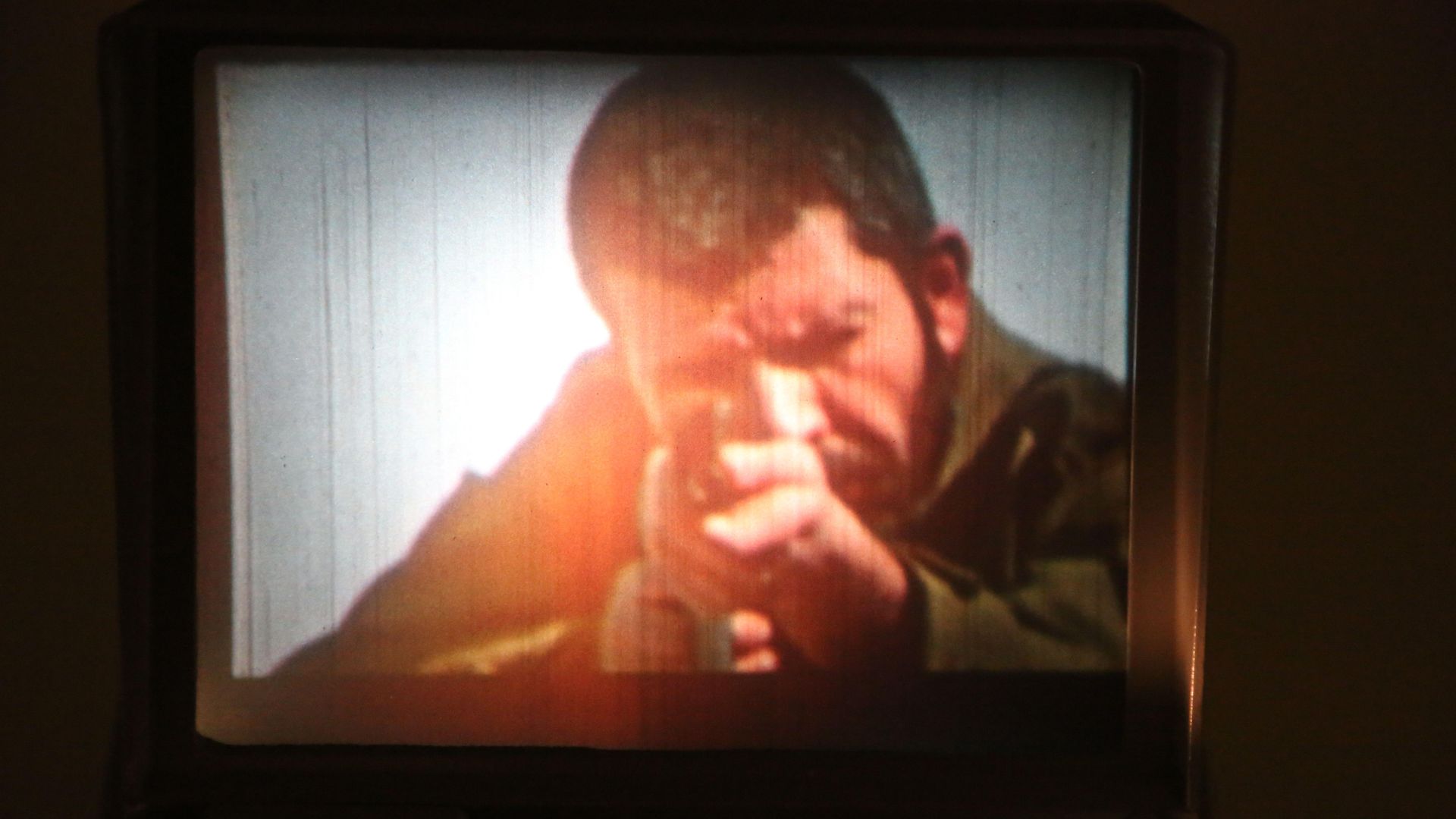 Rabih Mroué, The Pixelated Revolution, 2012, Part 1 of the series The Fall of a Hair, 2012 (video still) Video, Farbe, Ton, Bildschirm mit Countdown, 21:58 min, Courtesy der Künstler & Sfeir-Semler Gallery, Beirut & Hamburg