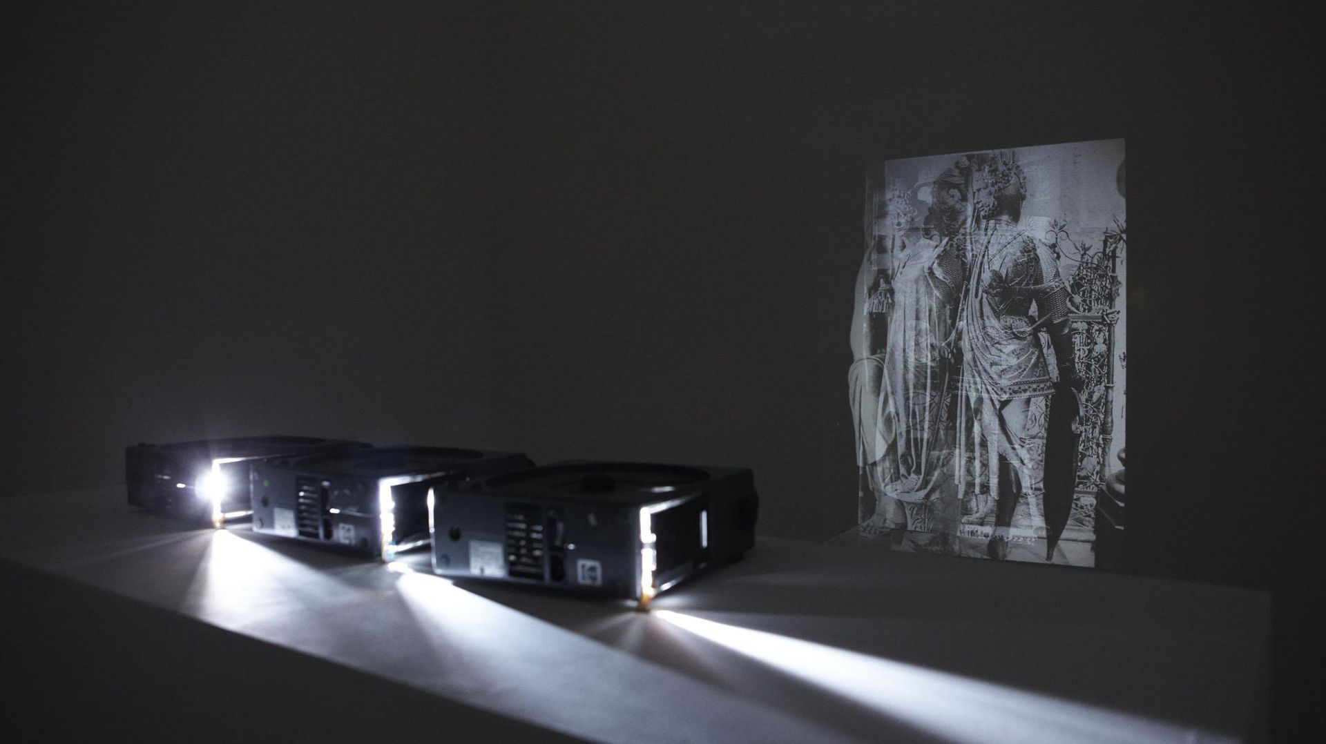 Julius Schmiedel, Stroboskopische Diaprojektion, Installationsansicht KAI 10 | Raum für Kunst, Foto: Claus Langer