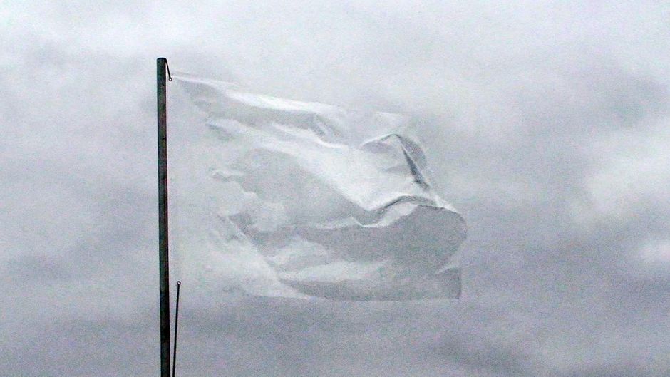 Edith Dekyndt, One Second of Silence (Part 02, Rotterdam), 2009, video projection, 22:11 Min., filmstill, Courtesy the artist and Konrad Fischer Galerie, Düsseldorf/Berlin