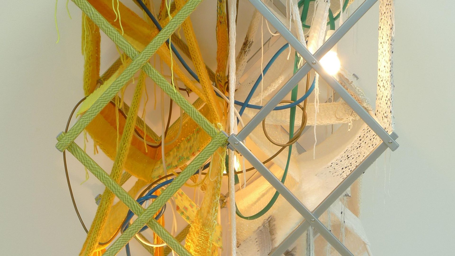 Haegue Yang, Non-Indépliable, jaune et blanc, 2010, Wäscheständer, Strickgarn, Glühbirnen, Kabel, 76,5 x 74 x 105,5 cm, Courtesy die Künstlerin, Wien Lukatsch, Berlin, © Foto: Studio Yang