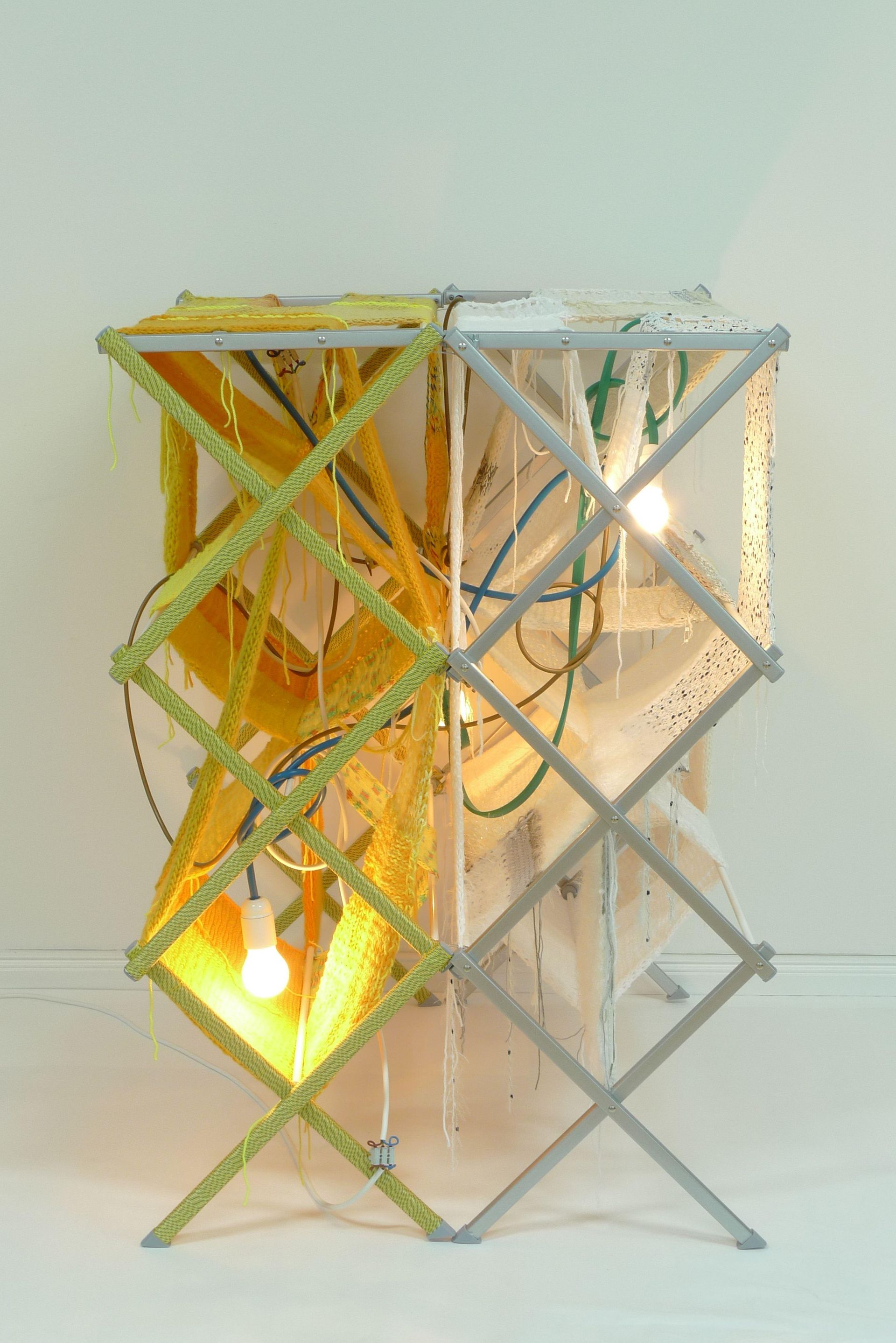 Haegue Yang: Non-Indépliable, jaune et blanc, 2010, Wäscheständer, Strickgarn, Glühbirnen, Kabel, 76,5 x 74 x 105,5 cm, Courtesy: the artist, Wien Lukatsch, Berlin