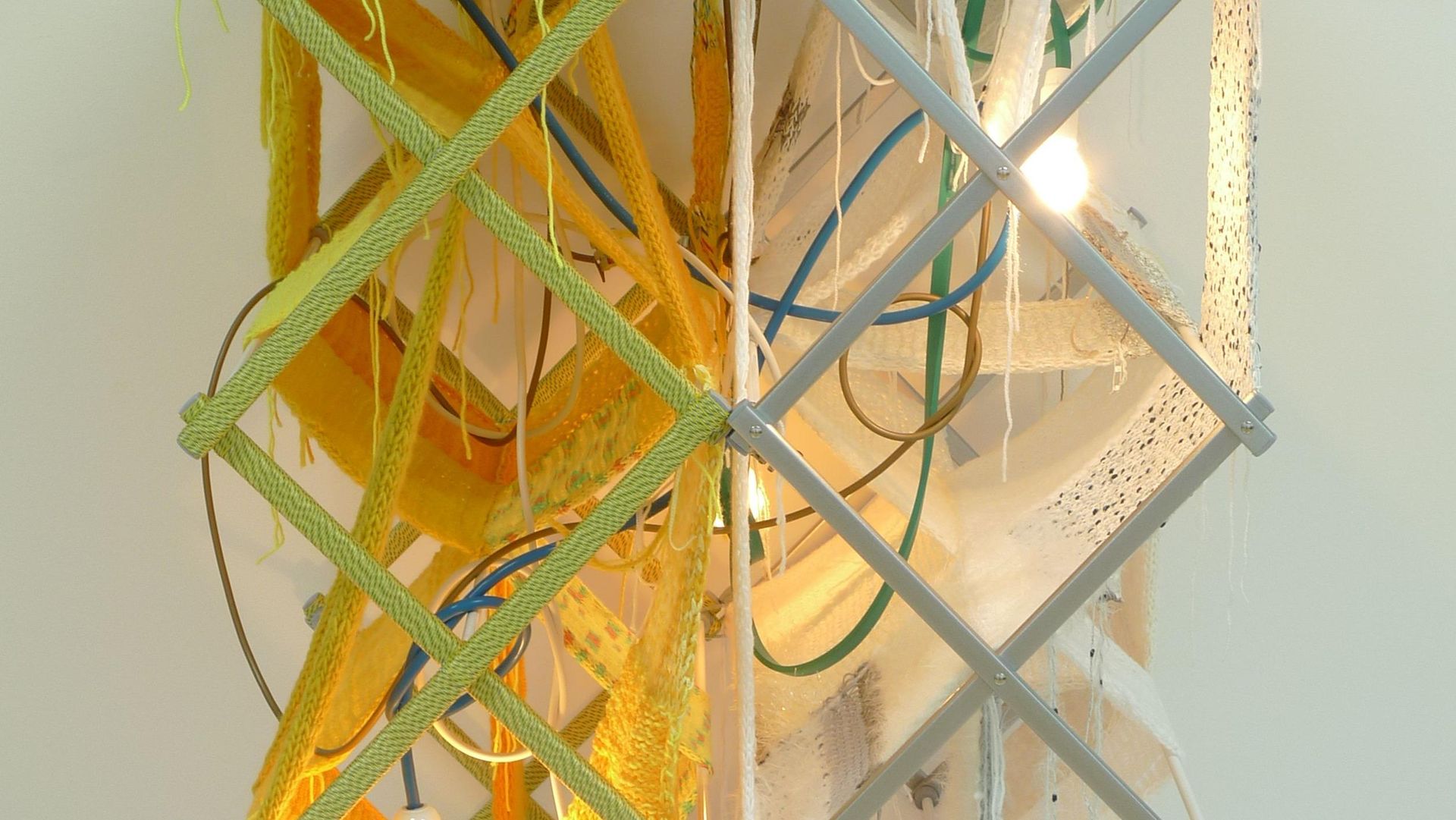 Haegue Yang: Non-Indépliable, jaune et blanc, 2010, Wäscheständer, Strickgarn, Glühbirnen, Kabel, 76,5 x 74 x 105,5 cm, Courtesy: Die Künstlerin, Wien Lukatsch, Berlin © Foto: Studio Yang