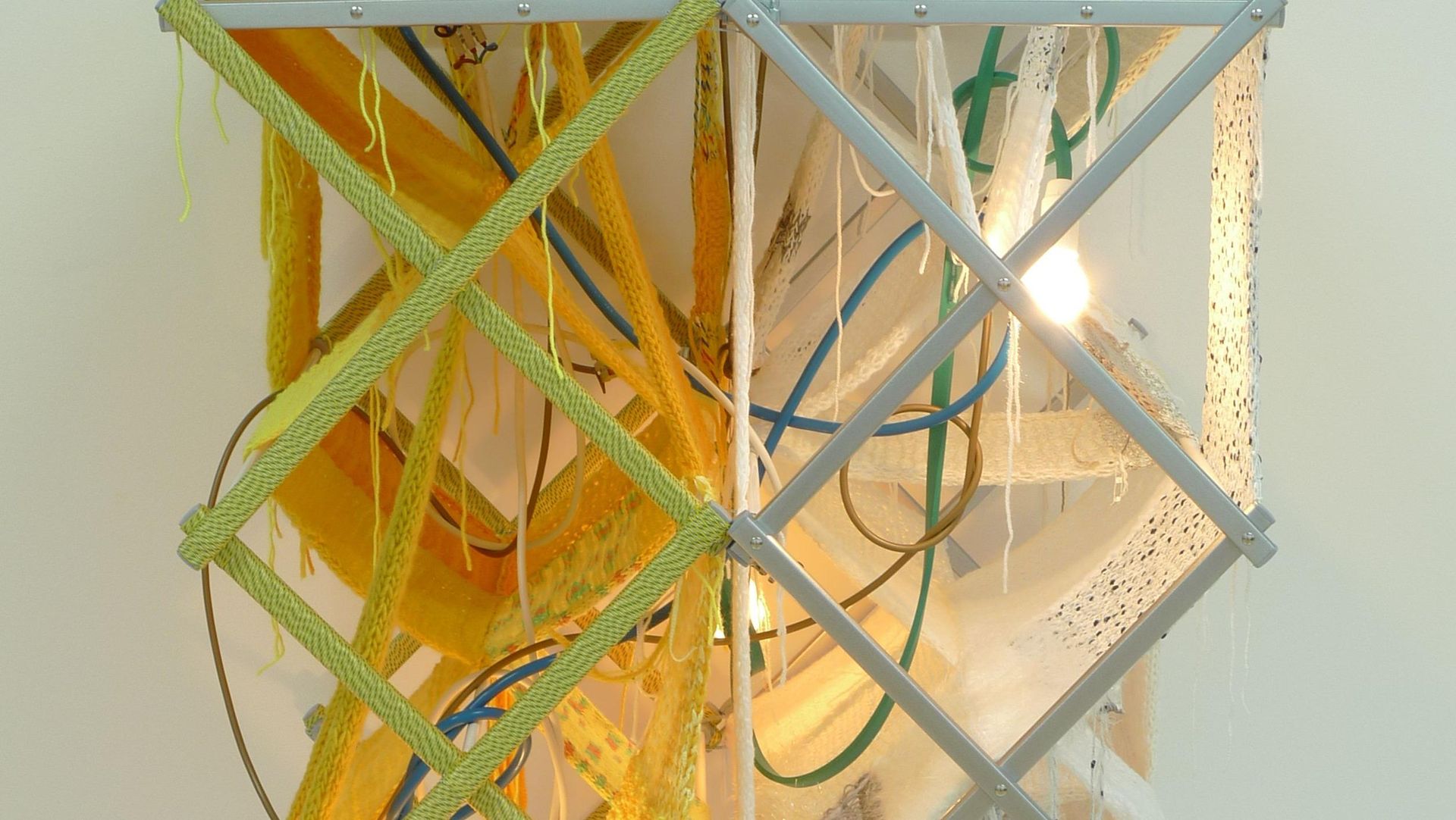 Haegue Yang, Non-Indépliable, jaune et blanc, 2010, drying rack, knitting yarn, light bulbs, wires, 76,5 x 74 x 105,5 cm, Courtesy the artist, Vienna and Lukatsch, Berlin