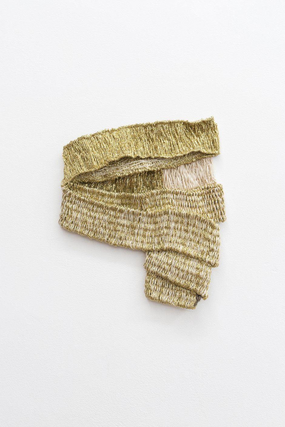 Hana Miletić, Materials, 2020, Hand-woven textile (brown-gray raw wool, golden metal yarn, natural cotton and beige mercerized cotton), 20 x 22,5 x 1,5 cm, Courtesy the artist Photo: © Isabelle Arthuis