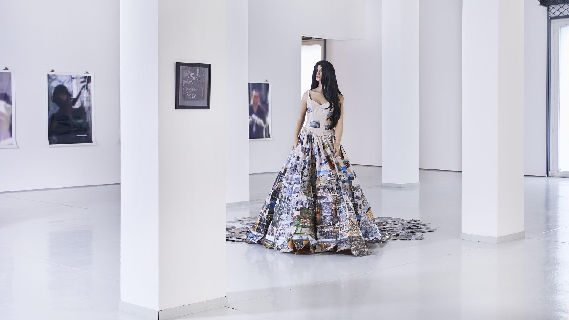 Thomas Hirschhorn, Subjecter (Katastrophé), 2010, Schaufensterpuppe, Brautkleid, Collage, Klebeband, Courtesy Privatsammlung, Installationsansicht in KAI 10 | Arthena Foundation, Foto: Alexandra Höner, © VG Bildkunst, Bonn 2017