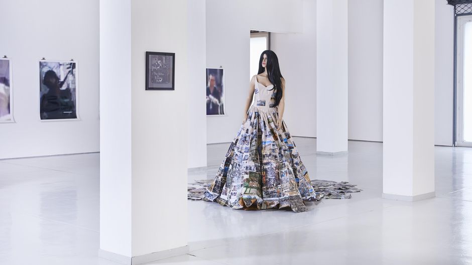 Thomas Hirschhorn, Subjecter (Katastrophé), 2010, Schaufensterpuppe, Brautkleid, Collage, Klebeband / mannequin, wedding dress, collage, adhesive tape, Courtesy Privatsammlung