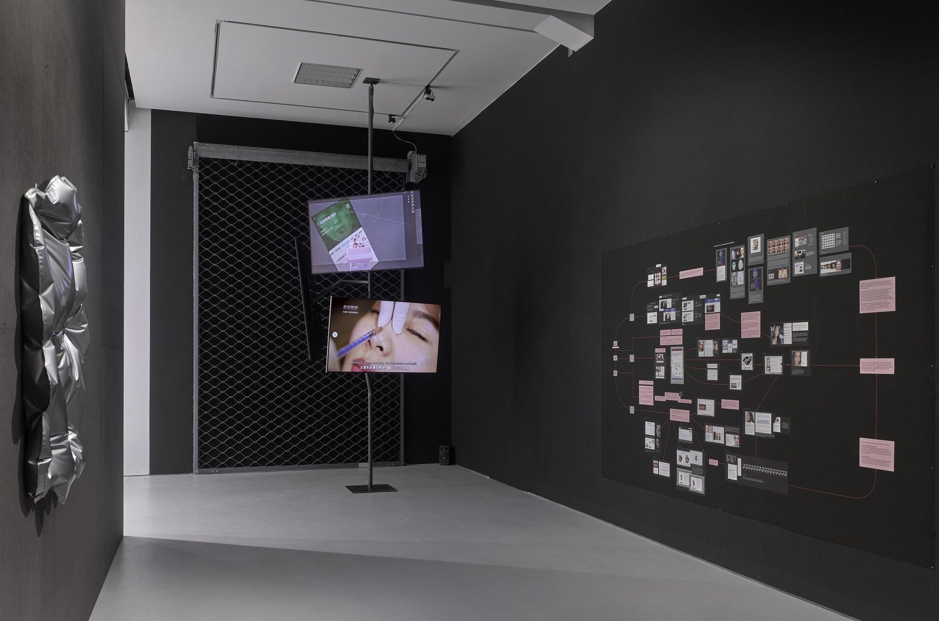 Echo Can Luo, Installation view in KAI 10 | ARTHENA FOUNDATION, Courtesy the artist, Photo: Achim Kukulies, Düsseldorf