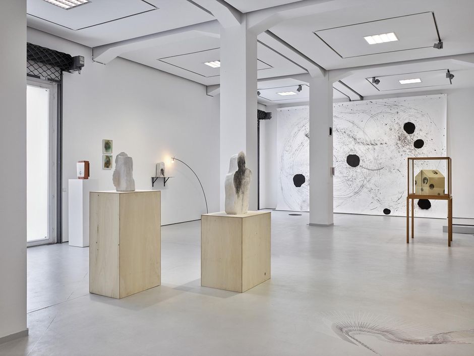 Installation view Francesco Barocco, Stella Geppert, Sandra Vásquez de la Horra, Birgit Hölmer in KAI 10 | ARTHENA FOUNDATION / Courtesy Barocco: Monika Schnetkamp Collection / Geppert: the artist, VG Bild-Kunst Bonn, 2022 / Vásquez: Monika Schnetkamp Collection, VG Bild-Kunst Bonn, 2022 / Hölmer: the artist, VG Bild-Kunst Bonn, 2022 / Photo: Achim Kukulies, Düsseldorf