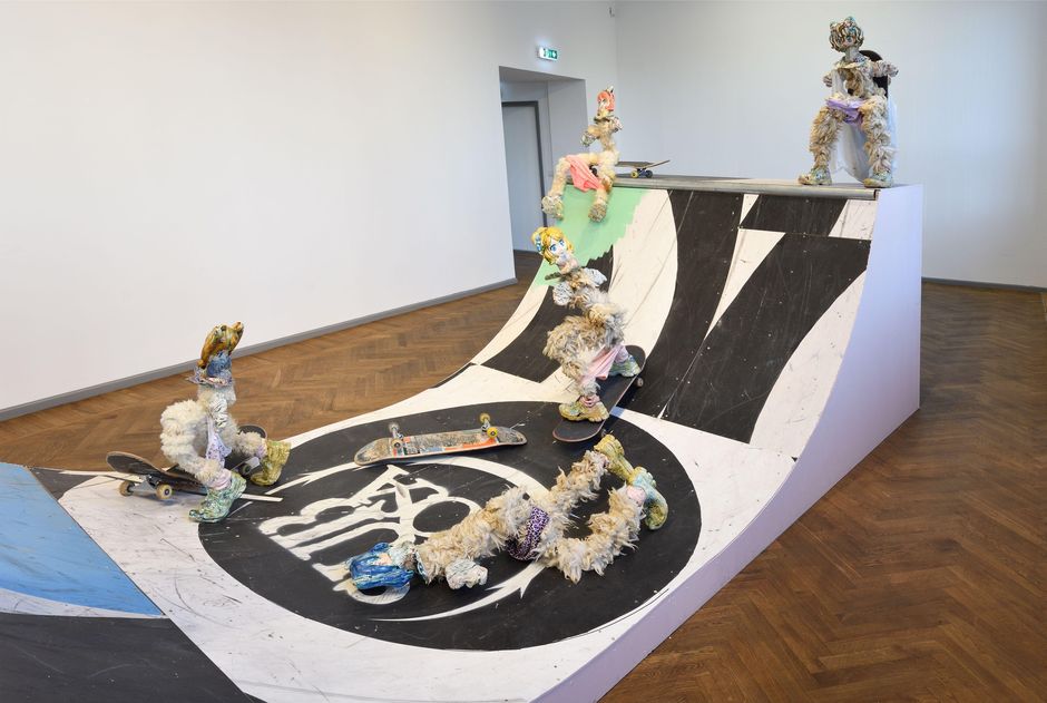 Kris Lemsalu, Cool Girls Without Hands, 2016 Foto: Temnikova & Kasela gallery, Courtesy Privatsammlung