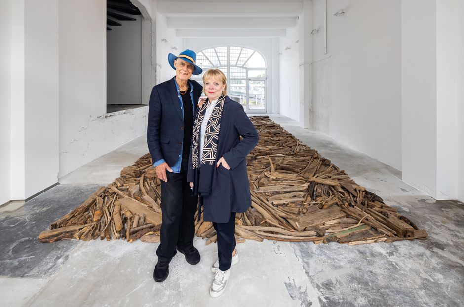 Richard Long, Rhine Driftwood Line, 2001, Ausstellungsansicht Kaistr. 14a, 2025, Courtesy Monika Schnetkamp Collection, Photo: Sebastian Drüen