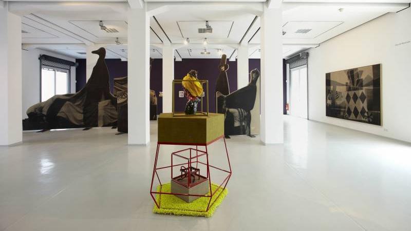 Steven Claydon (vorne), David Noonan (hinten), Installationsansicht KAI 10 | Raum für Kunst, Foto: Claus Langer