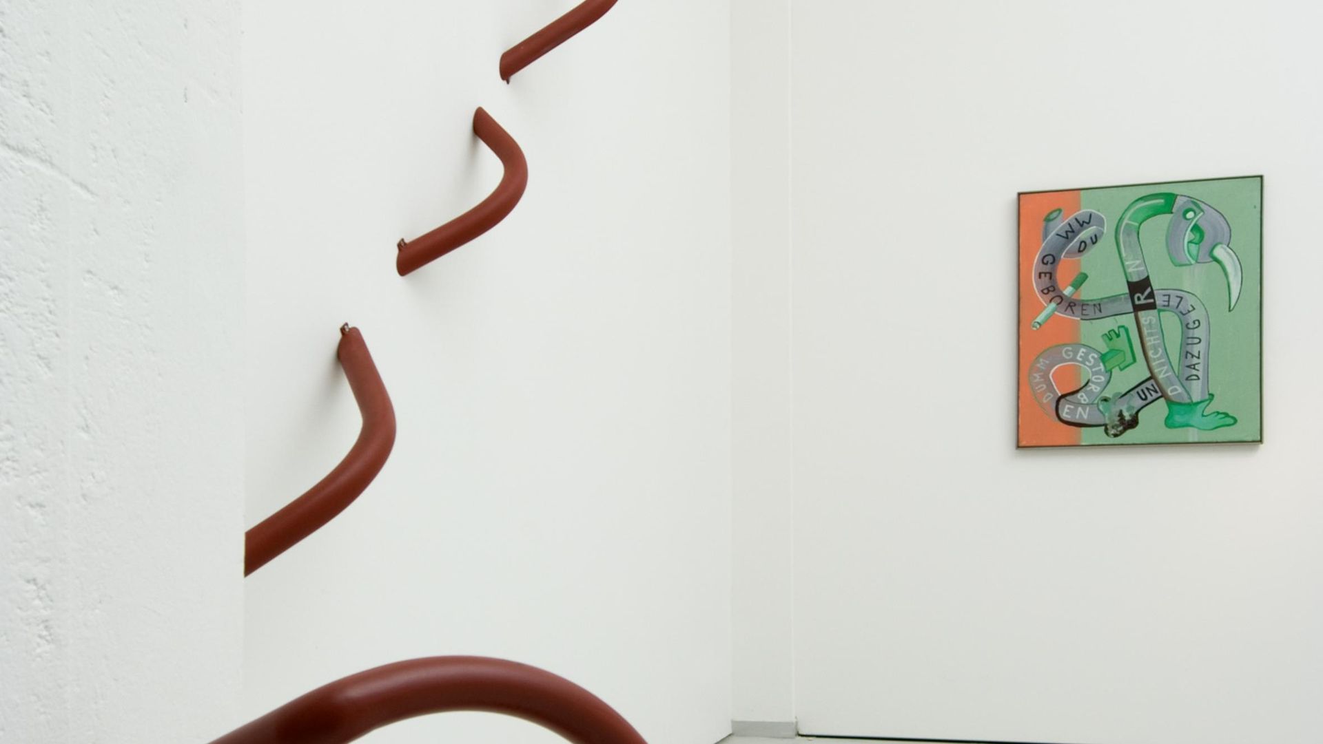 Martin Kippenberger, vorne: Ohne Titel (Laterne, die durch die Wand hindurch wächst), hinten: Dumm geboren, nichts dazugelernt und dumm gestorben, Installationsansicht KAI 10 | Raum für Kunst, Foto: Hendrik Reinert