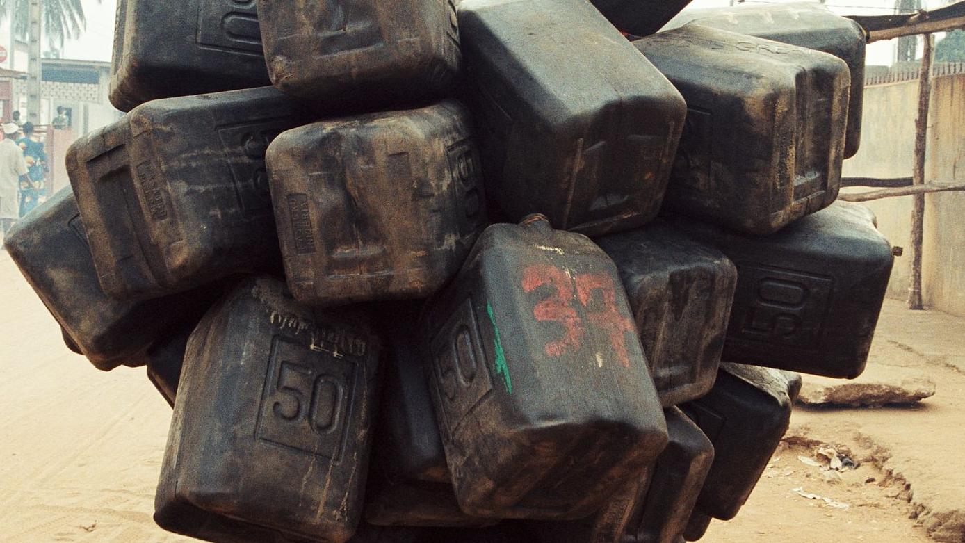 Romuald Hazoumè: Single Airbag, 2004, 120 x 80 cm, C-Print, Courtesy der Künstler und October Gallery, London © VG Bild-Kunst