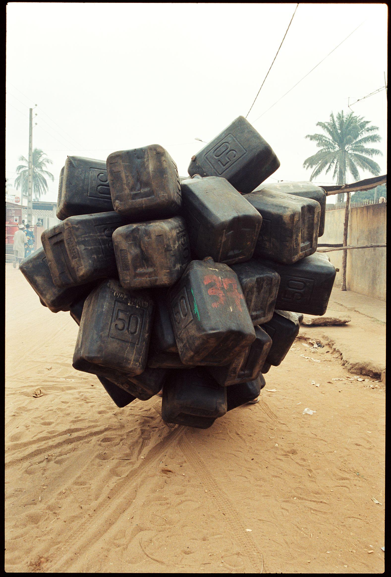 Romuald Hazoumè: Single Airbag, 2004, 120 x 80 cm, Courtesy: the artist and October Gallery, London © VG Bild-Kunst