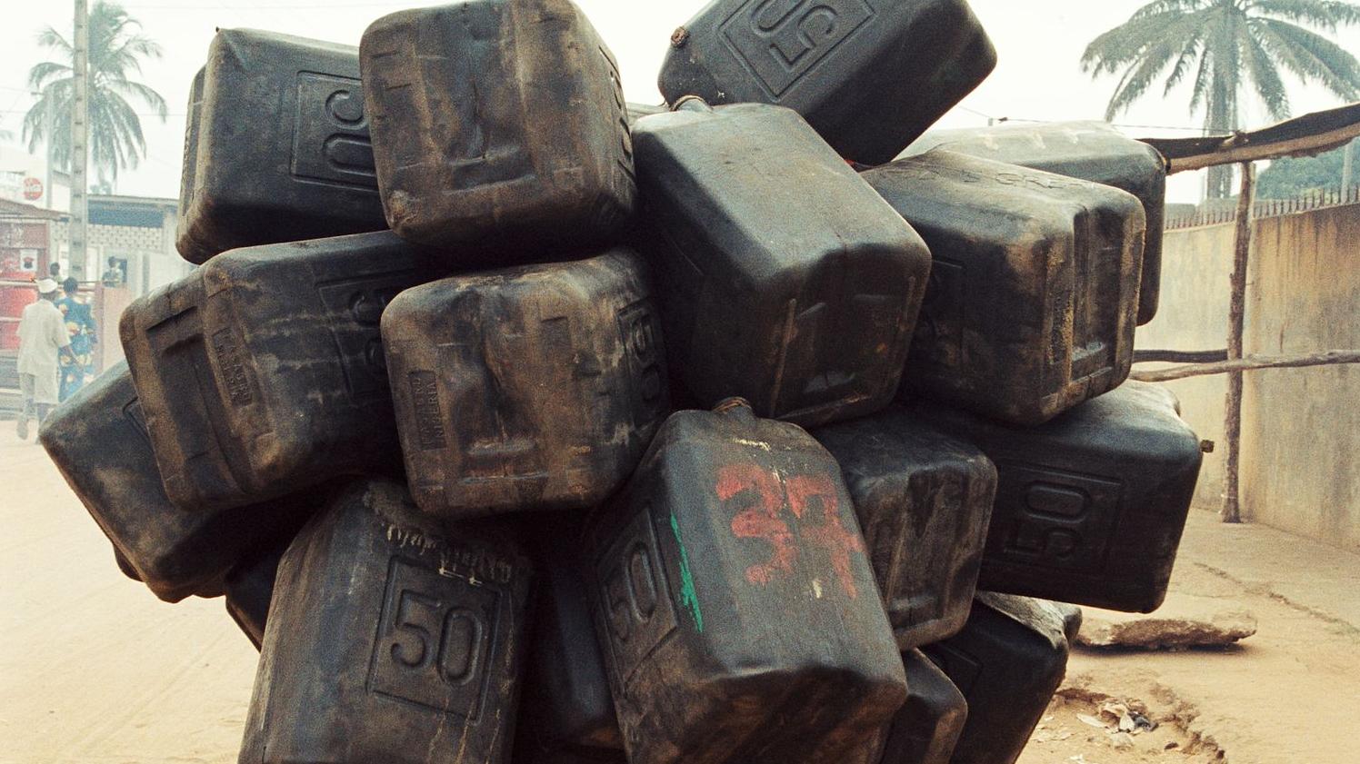 Romuald Hazoumè: Single Airbag, 2004, 120 x 80 cm, C-Print, Courtesy: Der Künstler und October Gallery, London © VG Bild-Kunst