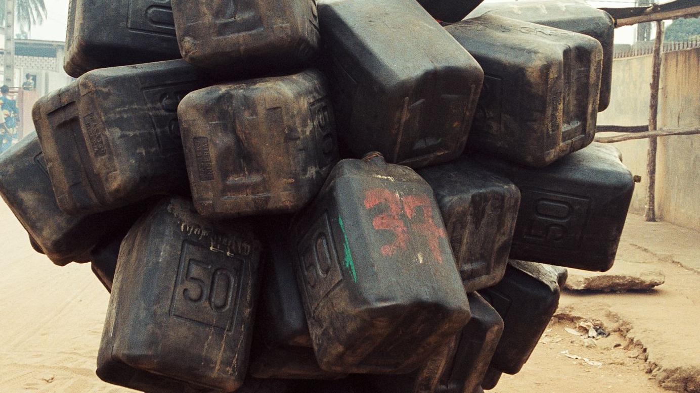 Romuald Hazoumè, Single Airbag, 2004, 120 x 80 cm, Courtesy the artist and October Gallery, London © VG Bild-Kunst