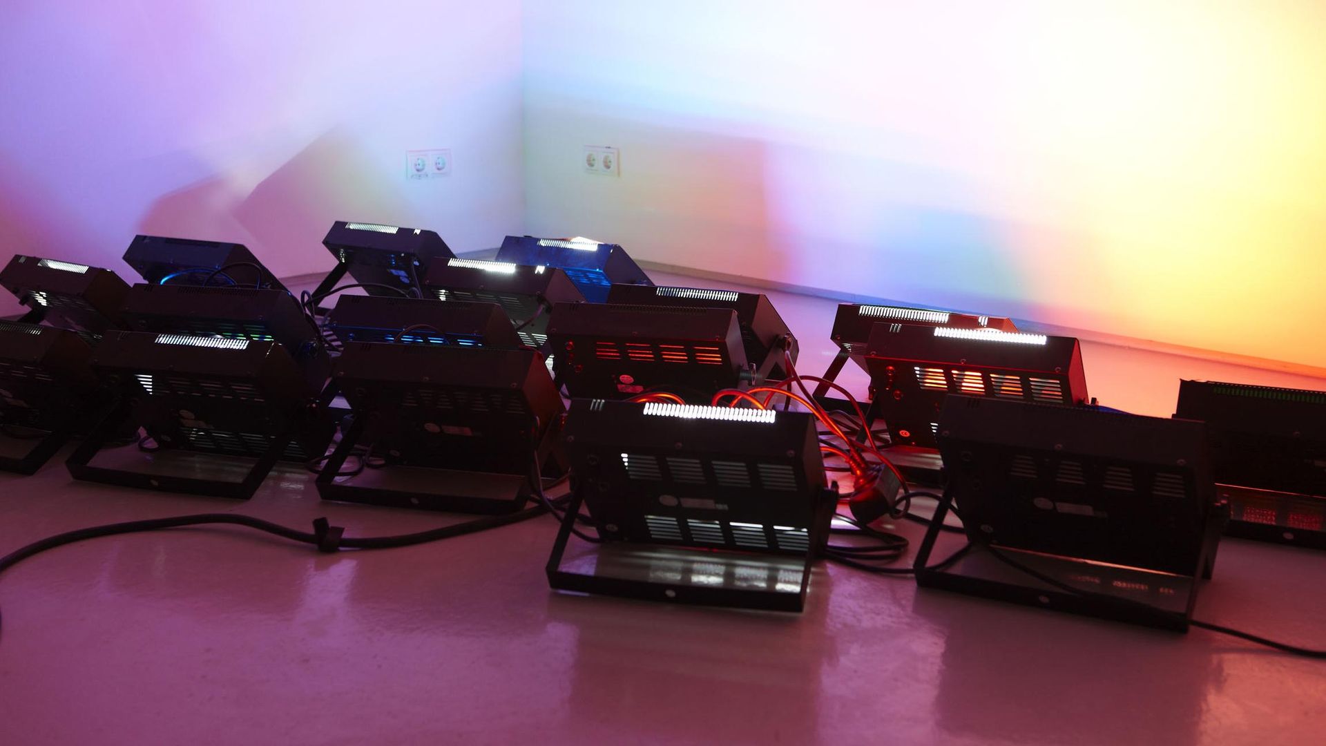 Installationsansicht Julius Schmiedel, RGBlaster in KAI 10 | ARTHENA FOUNDATION / Foto: Claus Langer