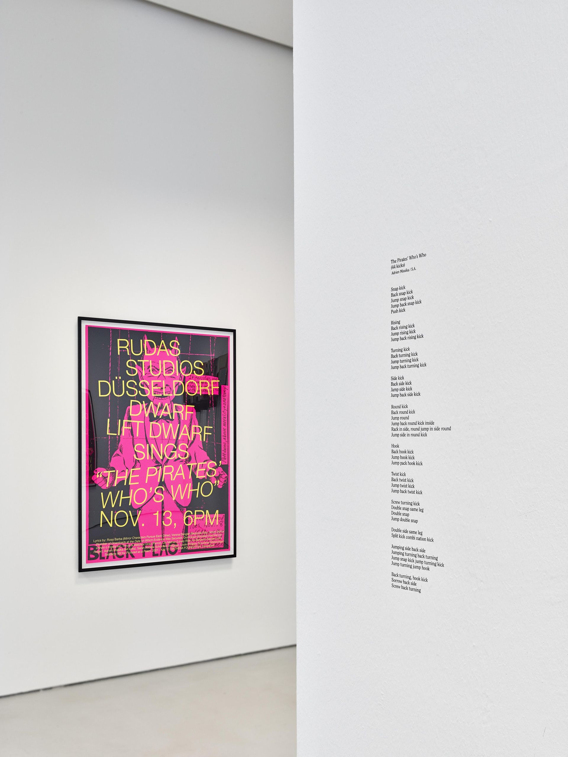 Saâdane Afif, Liedtext aus der Serie The Pirates' Who's Who lyrics, 2019 | Dwarf Lift Dwarf sings "The Pirates' Who's Who", 2021, Courtesy der Künstler, Installationsansicht KAI 10 | ARTHENA FOUNDATION, Foto: Achim Kukulies, Düsseldorf 