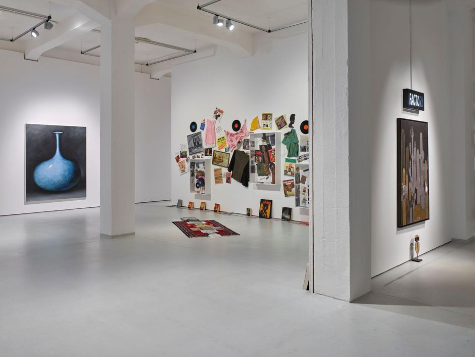 Exhibition view Konstantin Totibadze, Georges Adéagbo & Guillaume Bijl in KAI 10 | ARTHENA FOUNDATION, Courtesy the artists & Adéagbo: ADAGP & Kulturforum Süd-Nord, Bijl: Galerie Nagel-Draxler Berlin, Köln, Meseberg, VG Bild-Kunst, Bonn 2024, Photo: Studio Kukulies