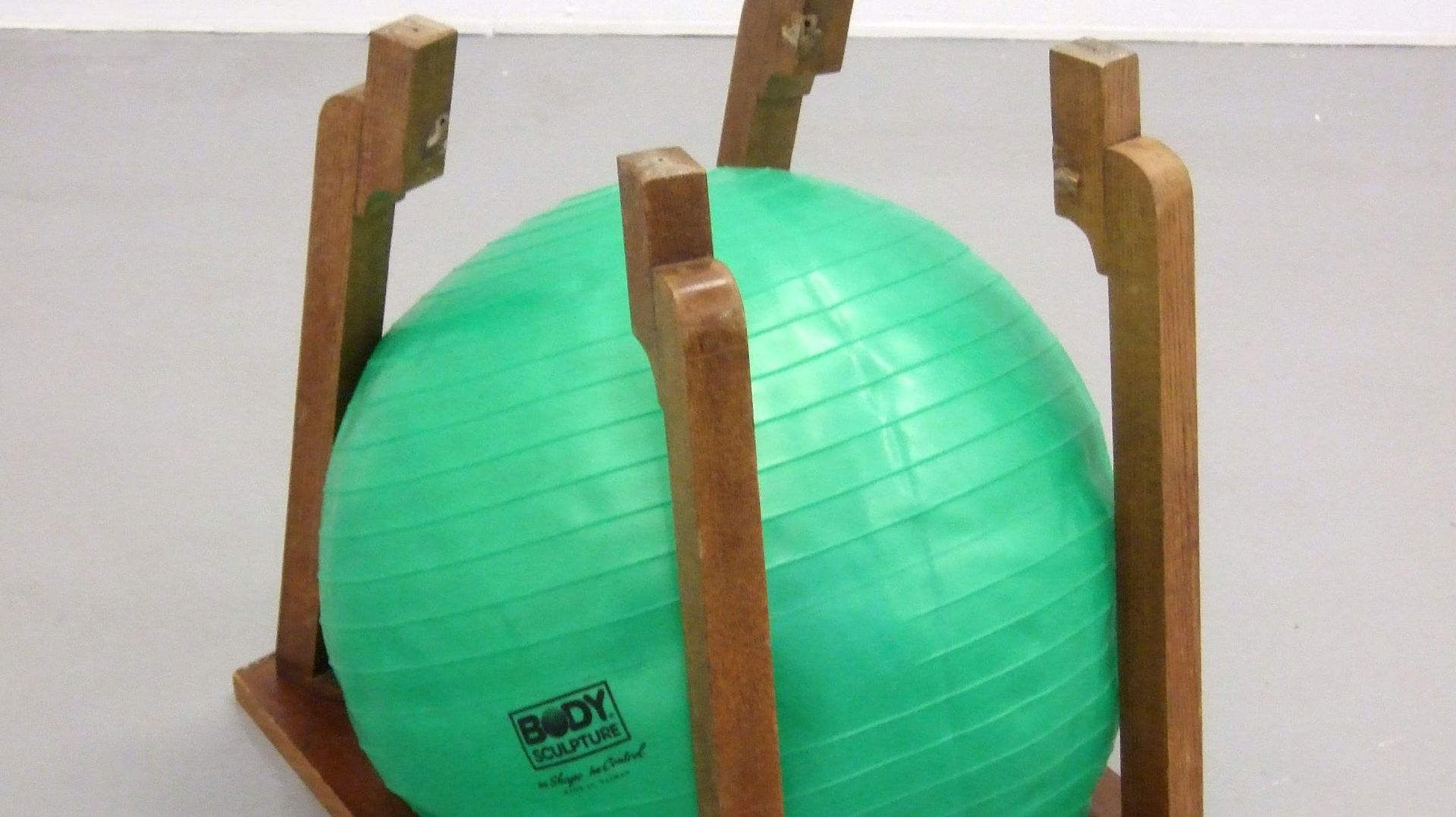 Bettina Buck: In Shape In Control, 2009, Holztisch, halb aufgeblasener Gummiball, 55 x 65 x 50 cm, Courtesy: Die Künstlerin, ROKEBY London und Galerie Obdahl, Berlin