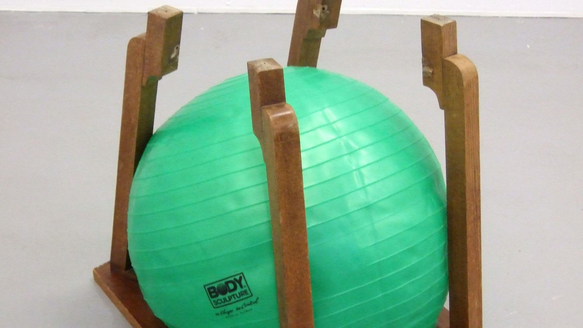 Bettina Buck, In Shape In Control, 2009, Holztisch, halb aufgeblasener Gummiball, 55 x 65 x 50 cm, Courtesy: die Künstlerin, ROKEBY London und Galerie Obdahl, Berlin