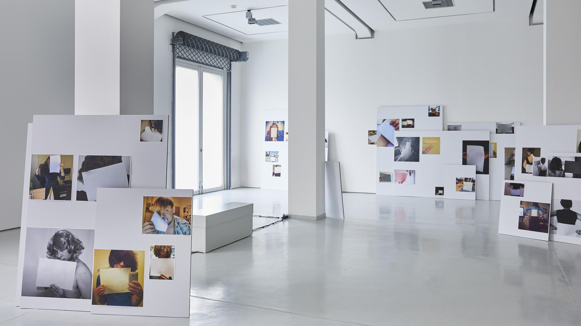 Irene Chabr, Wandernde Gesten II, 2017, Inkjet- und Laser-Prints, Kartonwabenplatten, Installationsansicht in KAI 10 | Arthena Foundation, Courtesy die Künstlerin, Foto: Alexandra Höner, © Irene Chabr