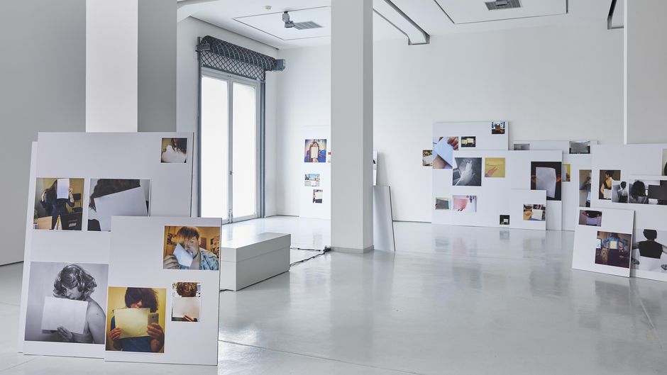 Irene Chabr, Wandernde Gesten II, 2017, Inkjet- und Laser-Prints, Kartonwabenplatten