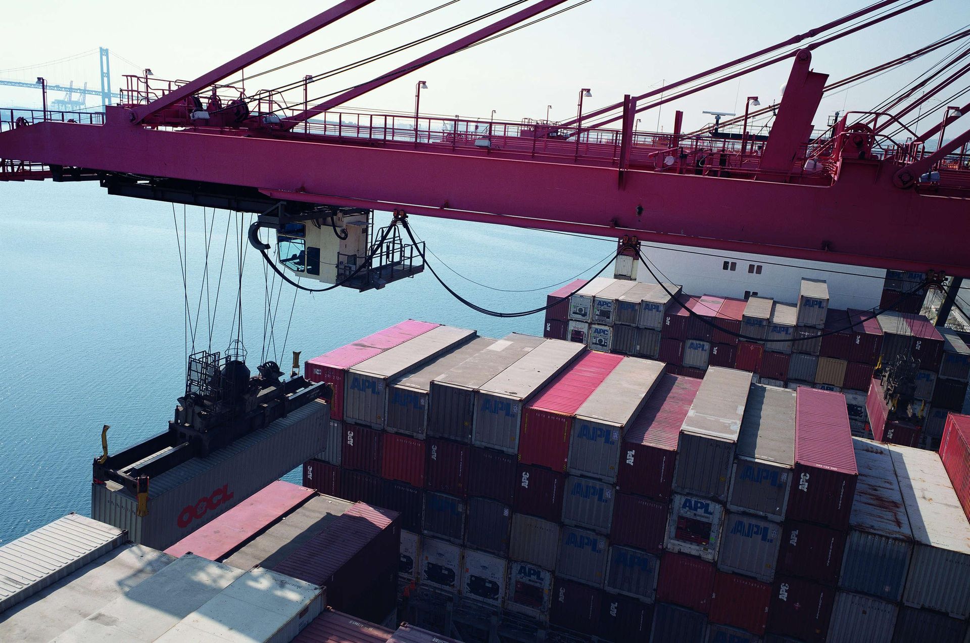 Allan Sekula, Hammerhead crane unloading forty-foot containers from Asian ports. American President Lines terminal. Los Angeles harbour. San Pedro, California. November 1992, aus Allan Sekulas Serie Fish Story, 1989-1995, Courtesy Allan Sekula Studio