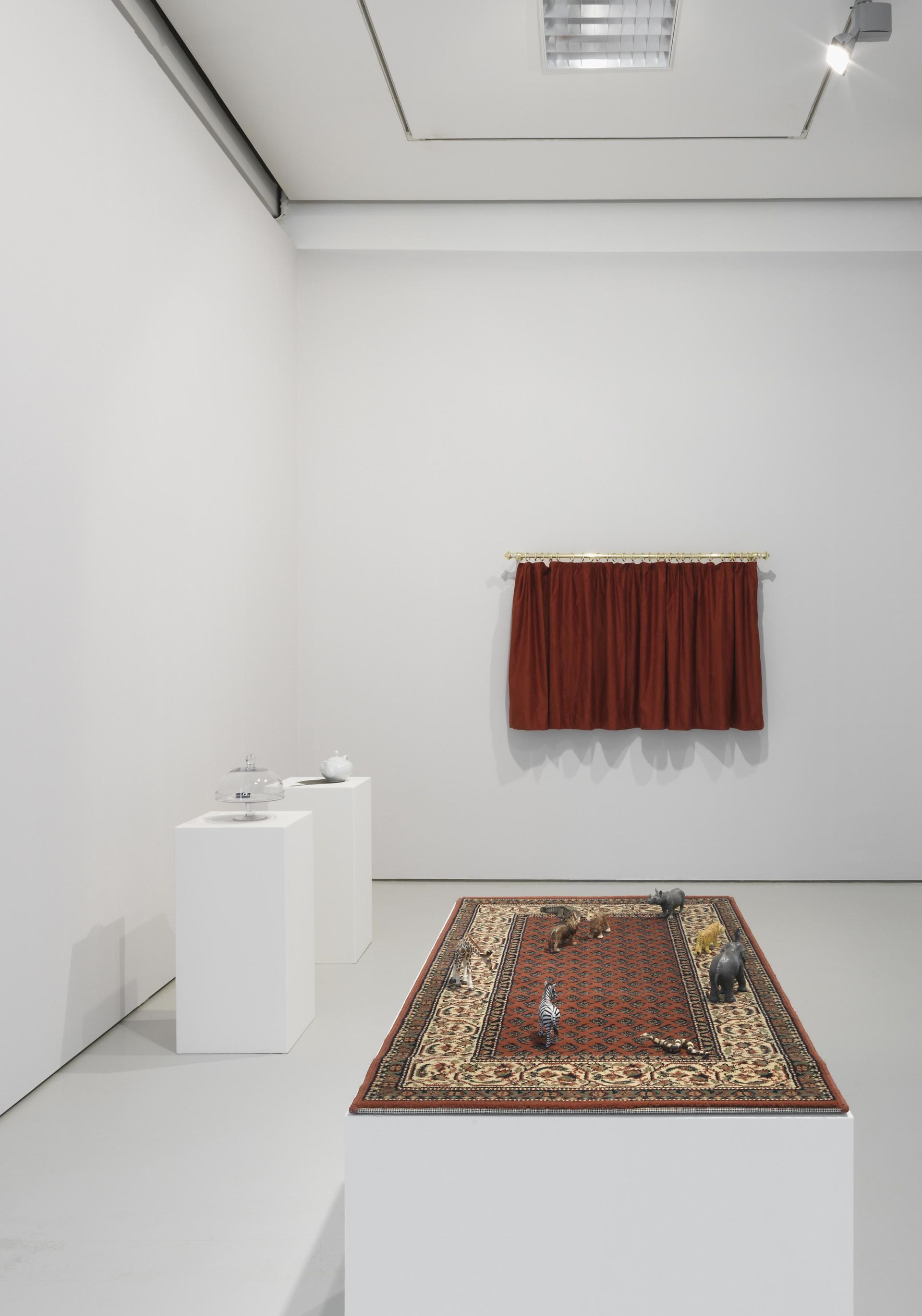 Hans-Peter Feldmann: Oriental carpet with 9 hand-painted animals, 13 x 130 x 70 cm, Courtesy: the artist and Mehdi Chouakri, Berlin © VG Bild-Kunst