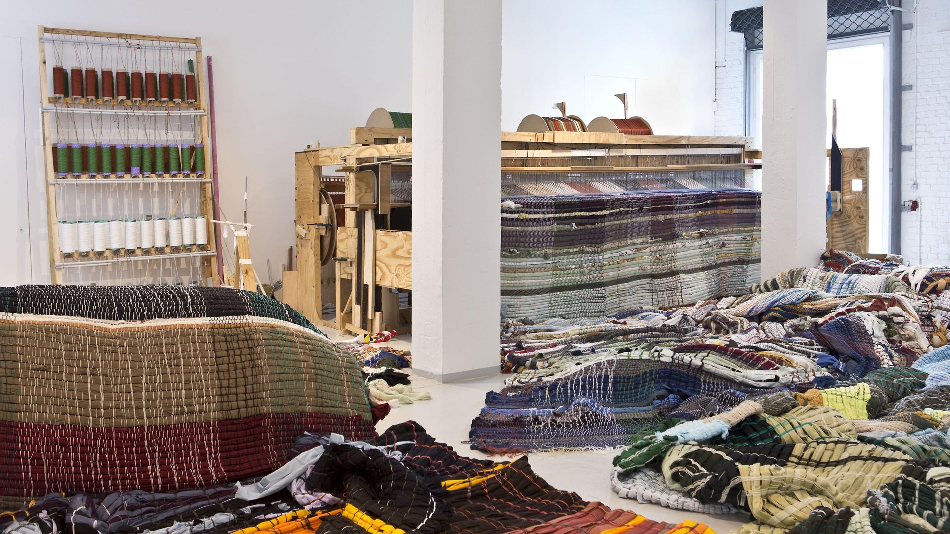Ausstellungsansicht Michael Beutler: Carpet and Loom, 2010–2014 in KAI 10 | ARTHENA FOUNDATION / Courtesy der Künstler, Franco Soffiantino Contemporary Art, Productions, Mailand, Galerie Bärbel Grässlin, Frankfurt am Main, Galerie Nagel-Draxler, Köln/Berlin / Foto: Alexandra Höner
