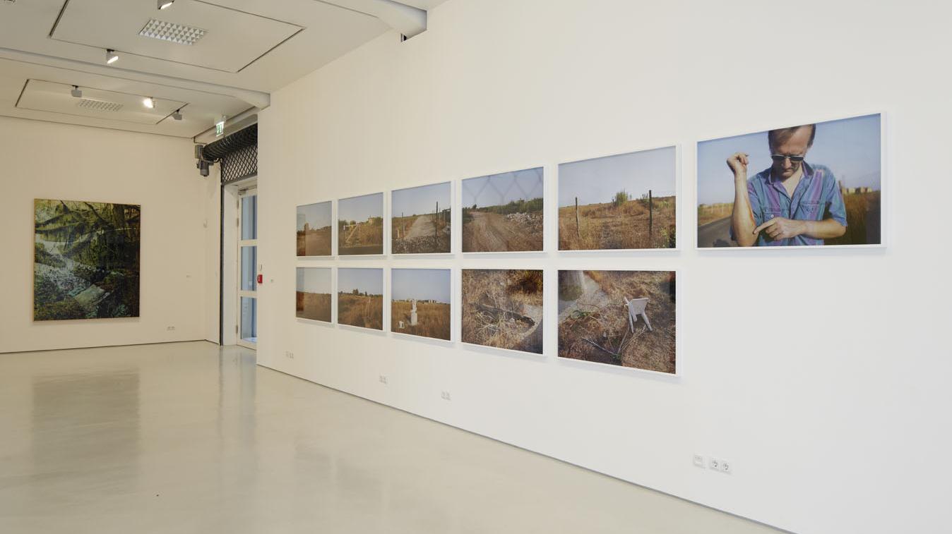 vorne: Nina Fischer & Maroan el Sani, Il luogo die morte di Pier Paolo Pasolini 06, hinten: Rémy Markowitsch, On Travel 049, Installationsansicht KAI 10 | Raum für Kunst, Foto: Claus Langer