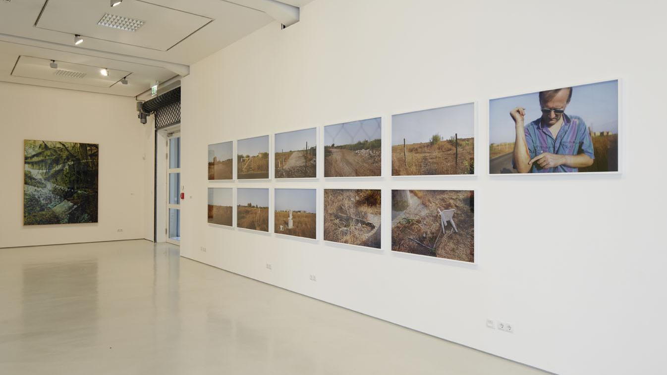 Installationsansicht Nina Fischer & Maroan el Sani, Il luogo die morte di Pier Paolo Pasolini 06 und Rémy Markowitsch, On Travel 049 in KAI 10 | ARTHENA FOUNDATION / Foto: Claus Langer