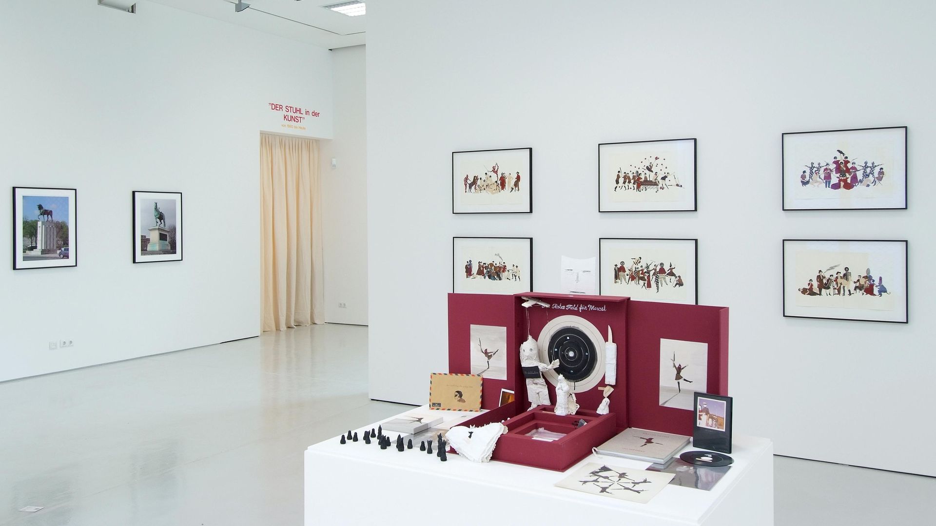 vorne: Marcel Dzama, Installationsansicht KAI 10 | Raum für Kunst, Foto: Hendrik Reinert