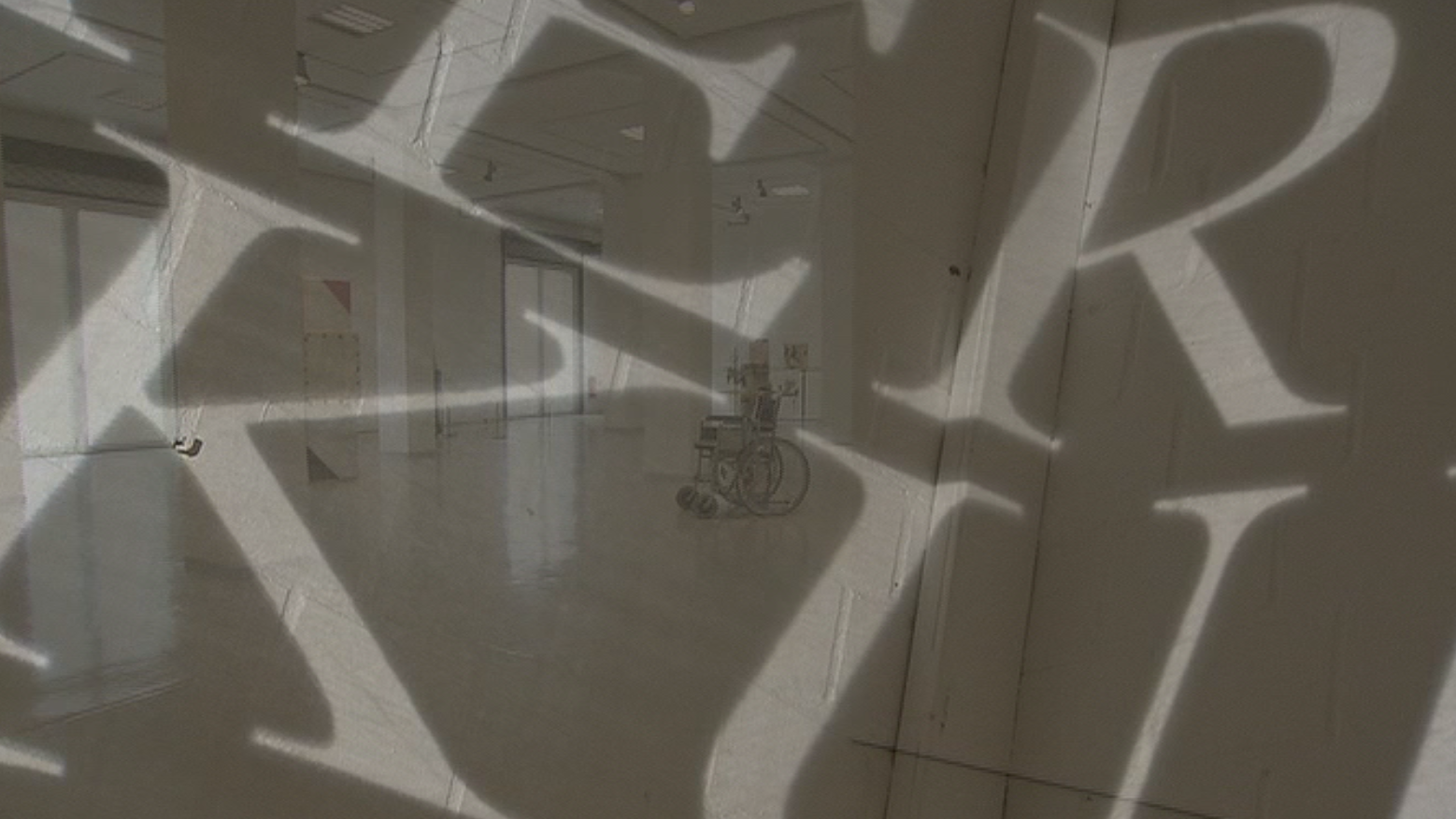 Bettina Buck, In Shape In Control, 2009, Holztisch, halb aufgeblasener Gummiball, 55 x 65 x 50 cm, Courtesy die Künstlerin, ROKEBY London und Galerie Obdahl, Berlin