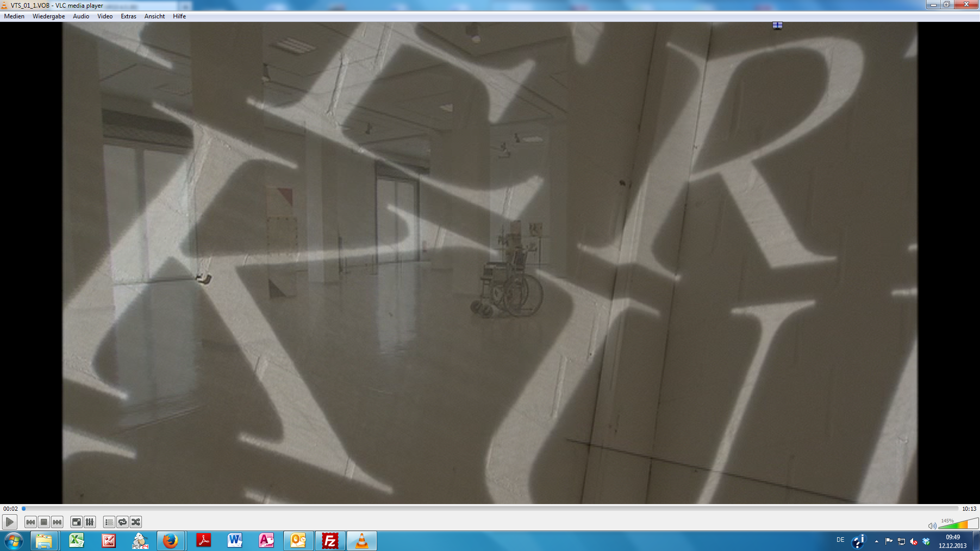 Bettina Buck: In Shape In Control, 2009, Holztisch, halb aufgeblasener Gummiball, 55 x 65 x 50 cm, Courtesy: Die Künstlerin, ROKEBY London und Galerie Obdahl, Berlin