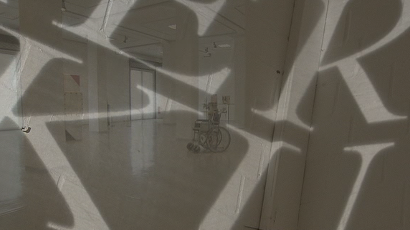 Bettina Buck: In Shape In Control, 2009, Holztisch, halb aufgeblasener Gummiball, 55 x 65 x 50 cm, Courtesy: Die Künstlerin, ROKEBY London und Galerie Obdahl, Berlin