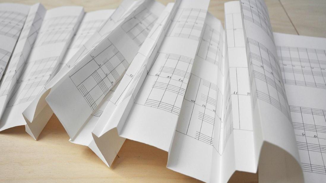 William Engelen, Falten für Streichquartett, 2012, 20 x 60 x 720 cm, 22 min, Papier, Bleistift / 4Spur Klanganlage, Courtesy des Künstlers © VG Bildkunst 2013