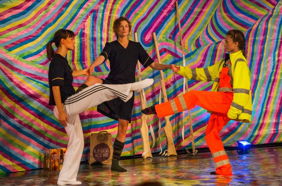 Mårten Spångberg, The Internet, mit und von Sandra Lolax, Rebecka Stillman, Hanna Strandberg, Mårten Spångberg