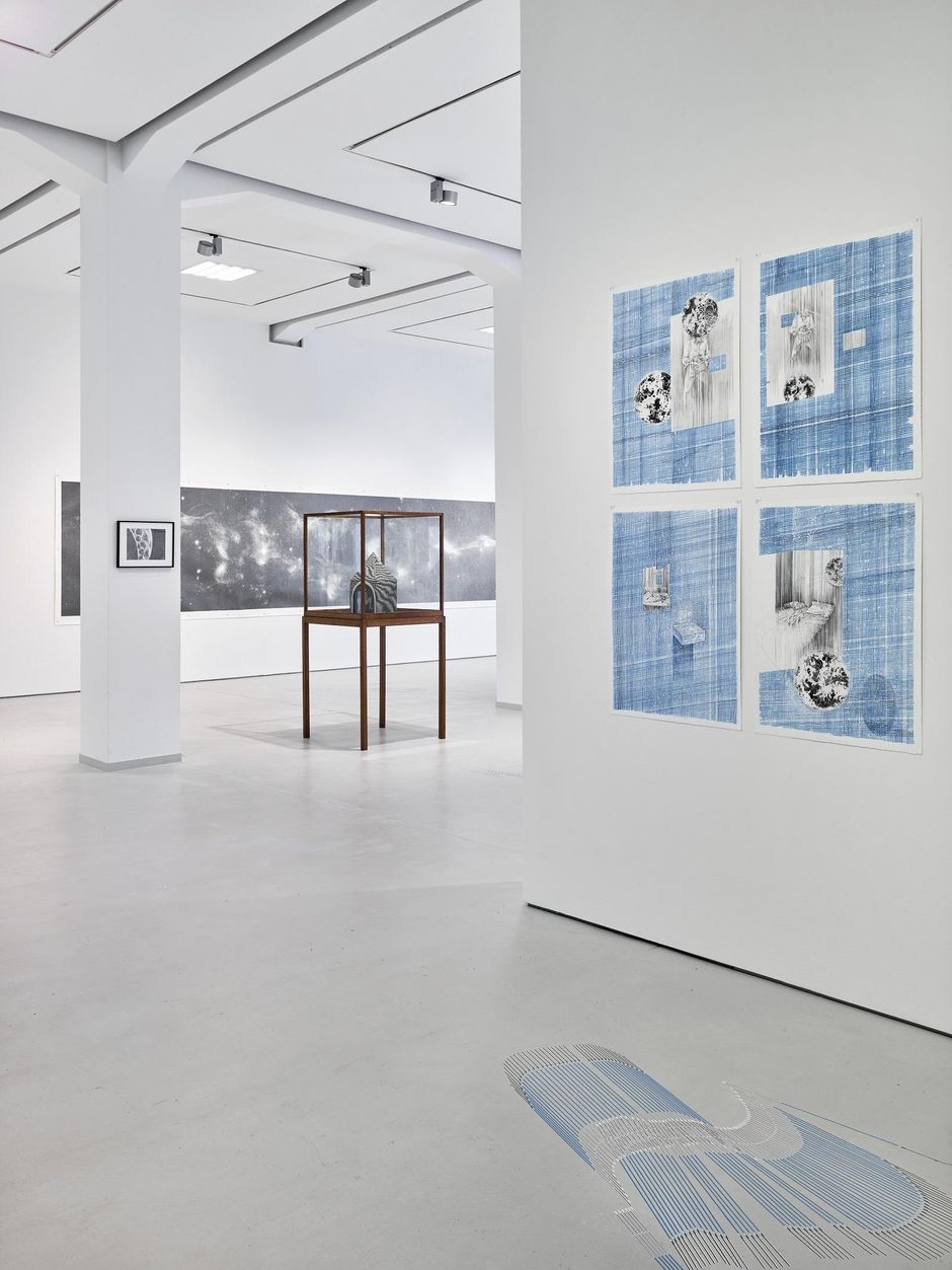 Installation view Wolfgang Zach, Oliver Thie, Sandra Vásquez de la Horra, Sandra Boeschenstein, Birgit Hölmer in KAI 10 | ARTHENA FOUNDATION / Courtesy the artists, VG Bild-Kunst Bonn, 2022 / Photo: Achim Kukulies, Düsseldorf