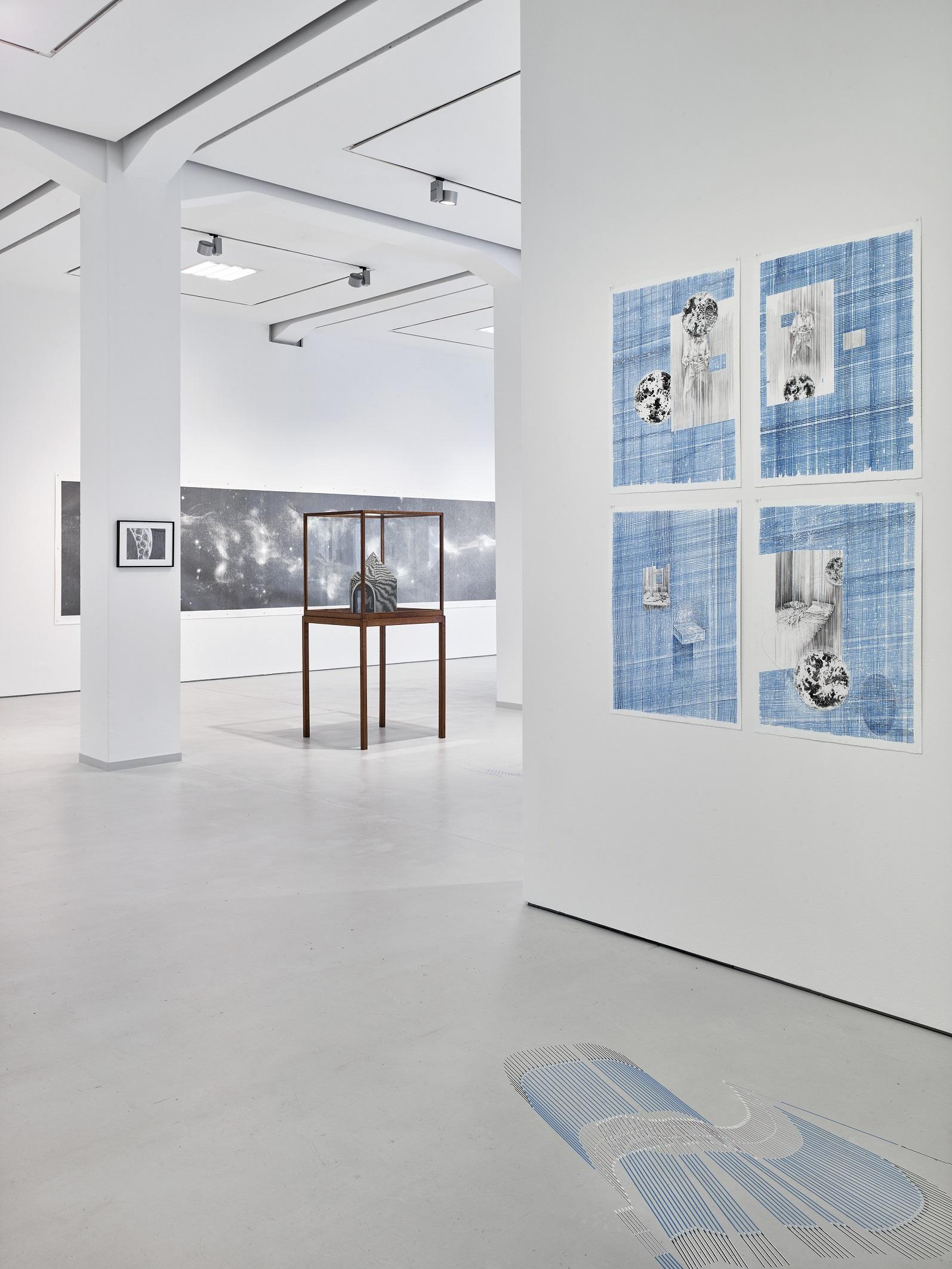 Installation view Wolfgang Zach, Oliver Thie, Sandra Vásquez de la Horra, Sandra Boeschenstein, Birgit Hölmer in KAI 10 | ARTHENA FOUNDATION / Courtesy the artists, VG Bild-Kunst Bonn, 2022 / Photo: Achim Kukulies, Düsseldorf