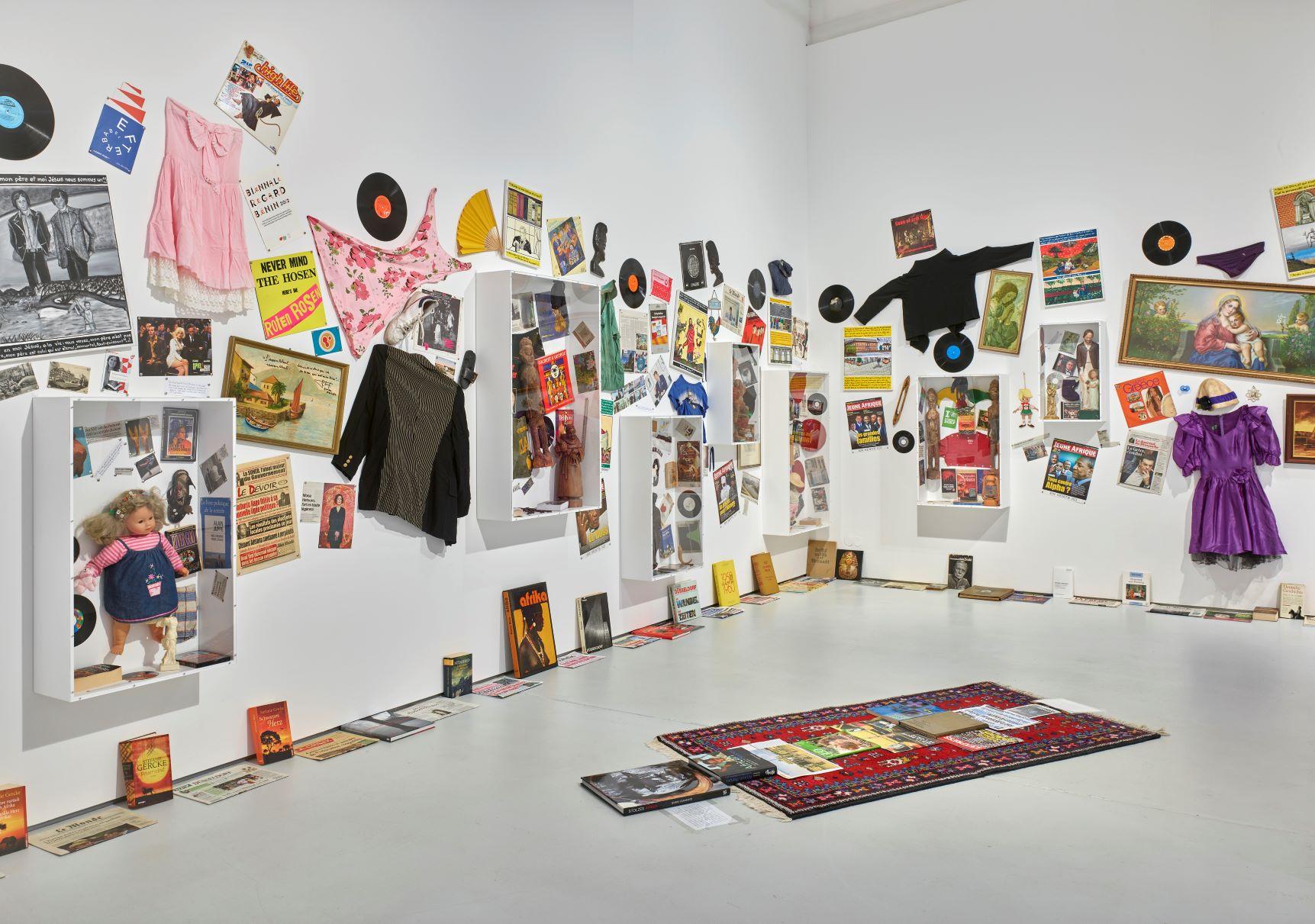 Exhibition view Georges Adéagbo in KAI 10 | ARTHENA FOUNDATION, Courtesy the artist, ADAGP & Kulturforum Süd-Nord, Photo: Studio Kukulies