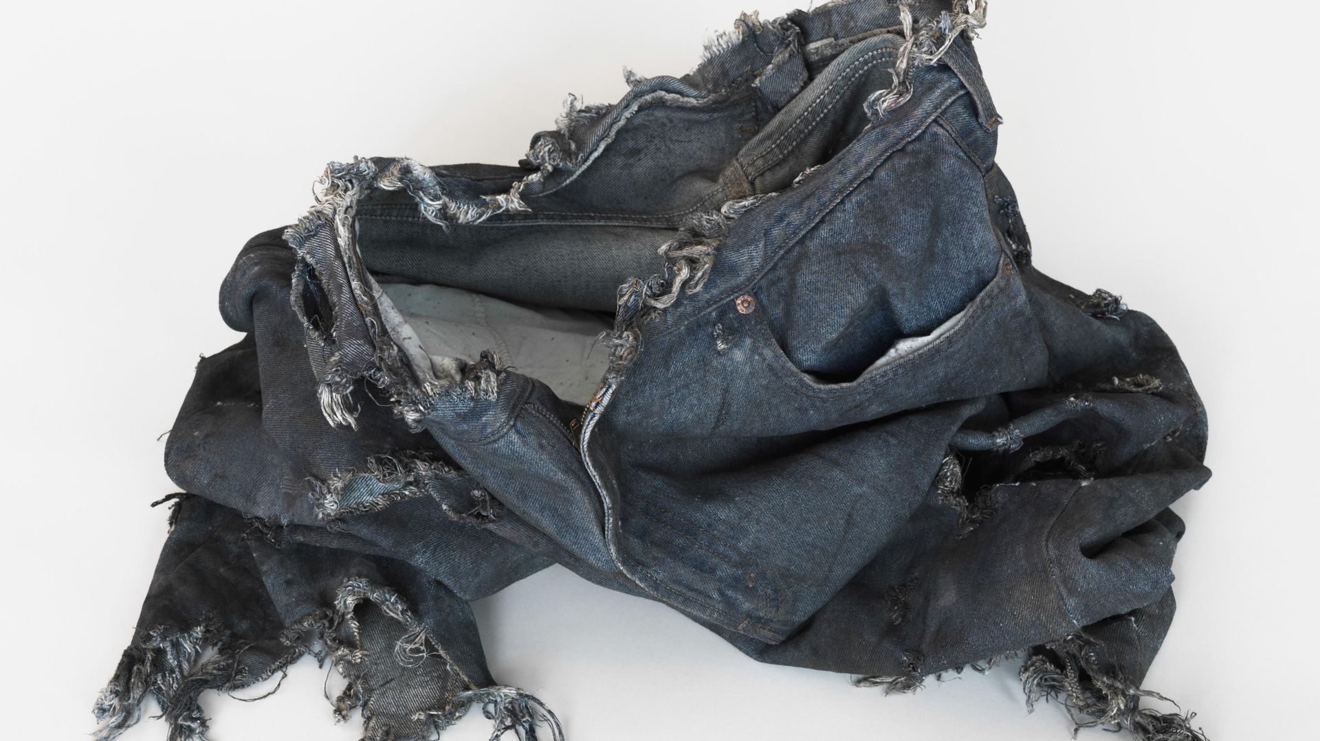 Monika Stricker: THE INCREDIBLE HULK 2008, Bruce Banner (Edward Norton) Ripped Test Jeans, 2013, Mischtechnik, Maße variabel, Courtesy: Clages Köln