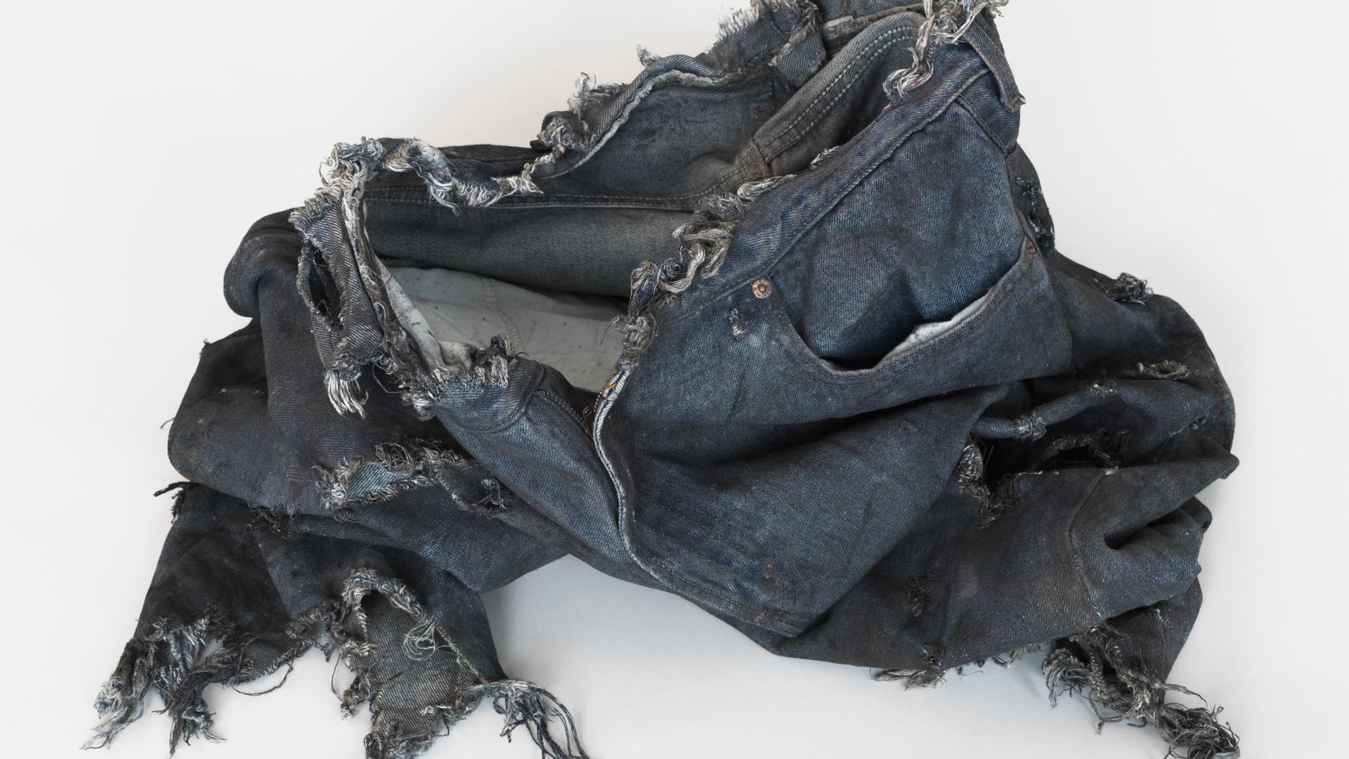 Monika Stricker, THE INCREDIBLE HULK 2008, Bruce Banner (Edward Norton) Ripped Test Jeans, 2013, Mischtechnik, Maße variabel, Courtesy Clages Köln