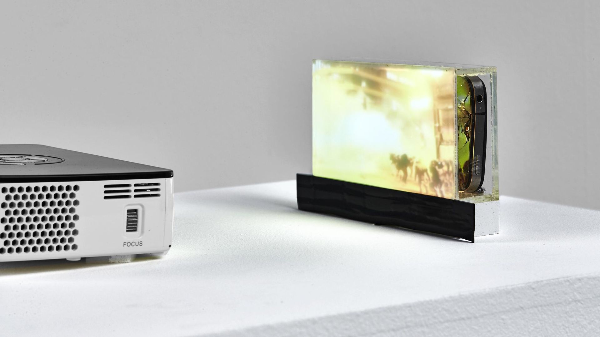 Lynn Hershman Leeson, iPhone Crack (August Moon), 2014, iPhone, Beamer, Sockel, technische Vorrichtung, Courtesy die Künstlerin & Waldburger Wouters, Brüssel, Foto: KAI 10