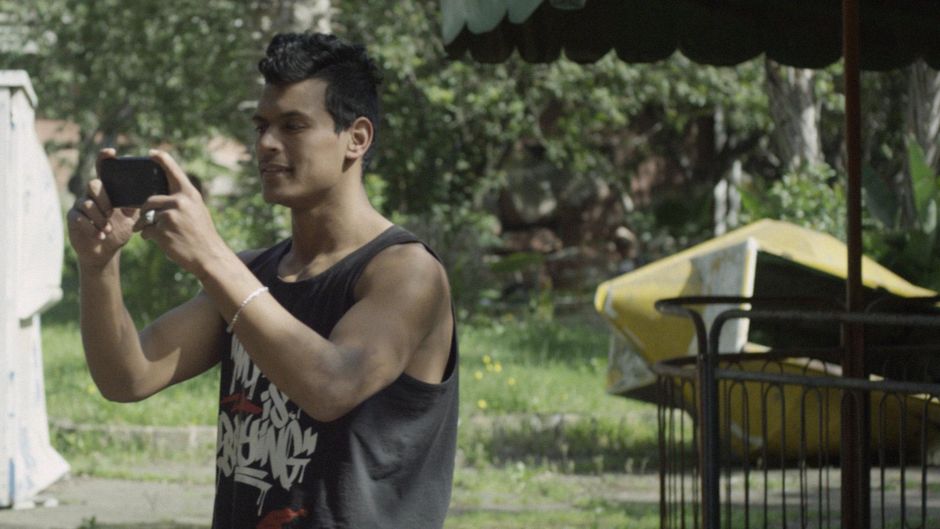 Randa Maroufi, Le Park, 2015 (film still), Film / film, Courtesy die Künstlerin / the artist & Le Fresnoy, Studio national des arts contemporains